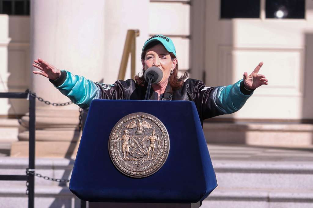 New York (United States), 24/10/2024.- New York Governor Kathy Hochul speaks during a city hall ceremony for the New York Liberty basketball team, to celebrate their WNBA Championship title, in New York, New York, USA, 24 October 2024. The New York Liberty won the WNBA Championship after defeating the Minnesota Lynx in the WNBA Finals on 20 October. (Baloncesto, Nueva York) EFE/EPA/SARAH YENESEL