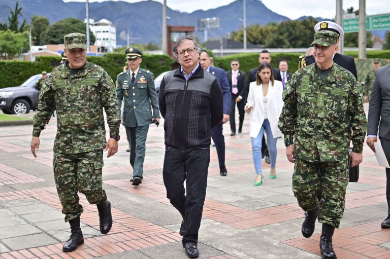Presidente Petro se reúne con generales y almirantes de las Fuerzas Militares