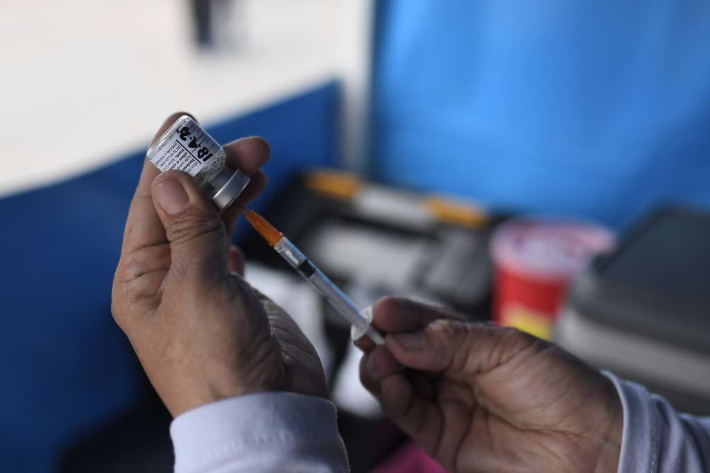 Vacunación contra la fiebre amarilla en el terminal El Salitre de Bogotá