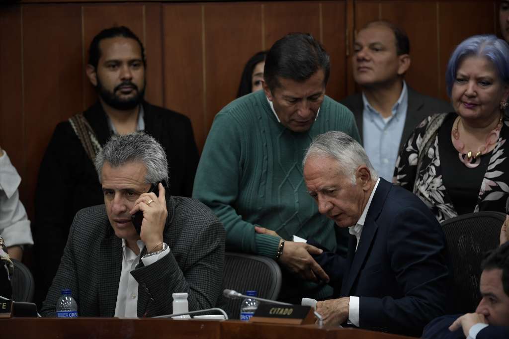 Luis Fernando Velasco, ministro del Interior y Guillermo Jaramillo, ministro de Salud, junto a otros congresistas, durante el debate de la reforma a la salud en la Comisión Séptima del Senado.