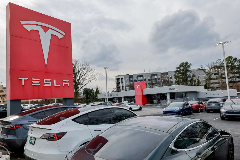 Decatur (United States), 16/02/2023.- Vehicles parked at a Tesla automobile dealership in Decatur, Georgia, USA, 16 February 2023. Tesla is recalling almost 363,000 of its battery-powered cars equipped with Full Self Driving driver-assistance system after the US National Highway Traffic Safety Administration found it increased the risk of accidents. (Estados Unidos) EFE/EPA/ERIK S. LESSER