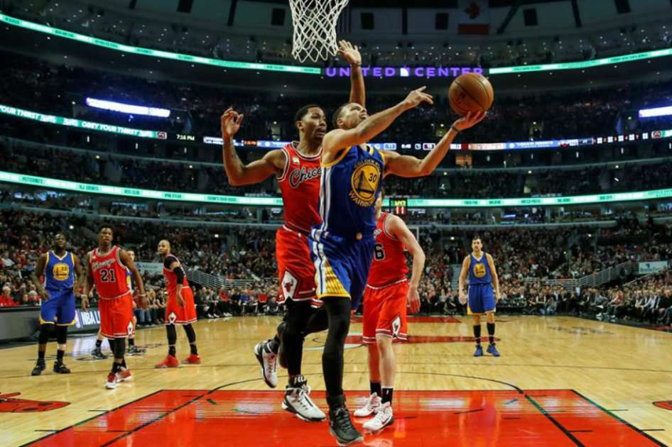 El jugador de Warriors Stephen Curry (d) en el partido ante los Bulls de Chicago. / EFE