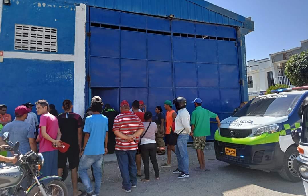 Un trabajador de la bodega encontró el cuerpo colgado del techo.