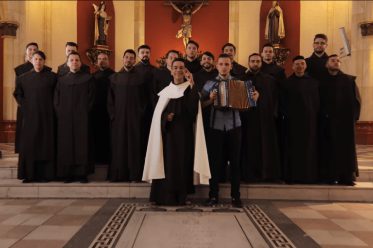 Frailes carmelitas compusieron vallenato para recibir al papa