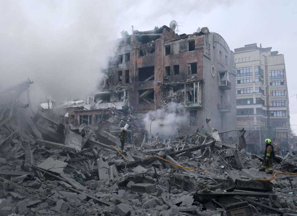 KHARKIV (Ukraine), 02/01/2026.- Ukrainian rescuers work at the site of a Russian strike on a residential area in Kharkiv, northeastern Ukraine, 02 January 2026. According to Kharkiv's Mayor Ihor Terekhov, at least 30 people were injured in a Russian attack involving two missiles. (Rusia, Ucrania) EFE/EPA/SERGEY KOZLOV
