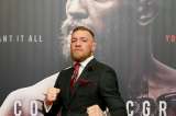 Nueva locura de Conor McGregor: se metió a la jaula e increpó al árbitro de una pelea ajena