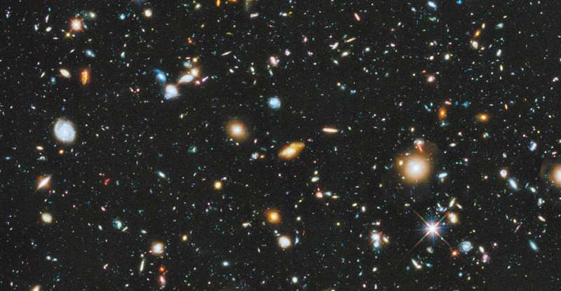 Distribucion de galaxias en apenas una minuscula parte del firmamento revelada por el telescopio espacia Hubble.  / NASA / Hubble