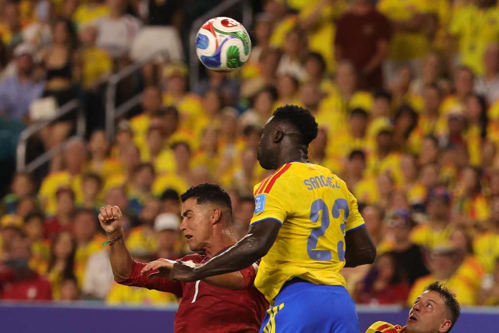 MIAMI (United States), 27/06/2026.- Cristiano Ronaldo of Portugal (L) in action against Davinson Sanchez of Colombia (R) during the FIFA World Cup 2026 group stage match Colombia against Portugal, in Miami, Florida, USA, 27 June 2026. EFE/EPA/CRISTOBAL HERRERA-ULASHKEVICH