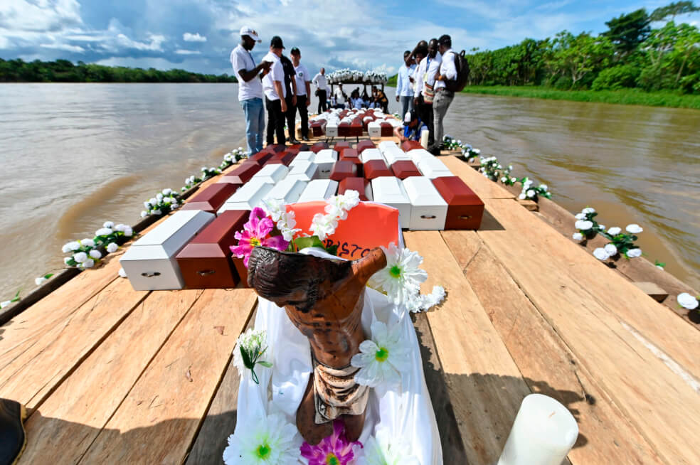 En la punta de la embarcación en que llegaron los cofres con los 72 cuerpos de las víctimas fue ubicado el Cristo mutilado, símbolo de la masacre de Bojayá. / Raúl Arboleda - AFP