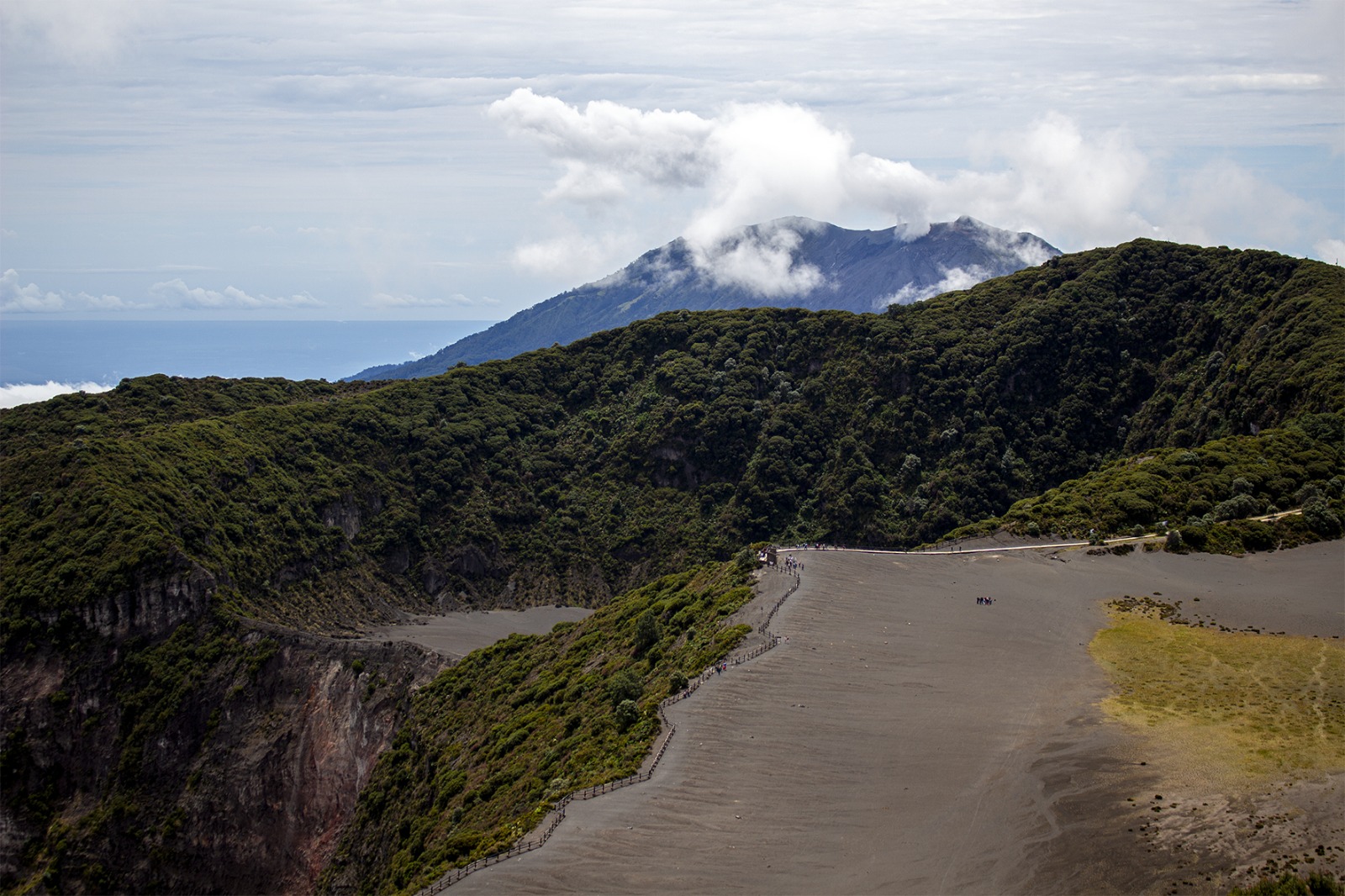 Vista de los cráteres del volcán Irazú, al fondo la cima del volcán Turrialba y el mar Caribe. / Fotos: Miguel Cruz