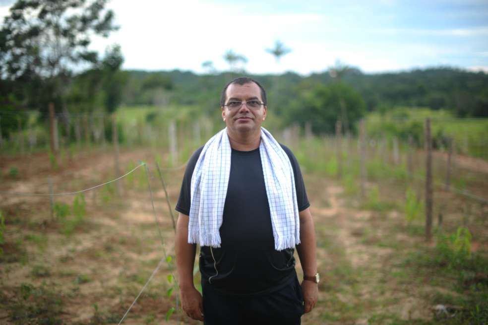 Bayron Yepes, exintegrante del Estado Mayor del Bloque Oriental de las Farc y actual coordinador de la zona veredal de Vistahermosa (Meta). De fondo, los cultivos de sacha inchi, la apuesta productiva de su zona./ Cristian Garavito.