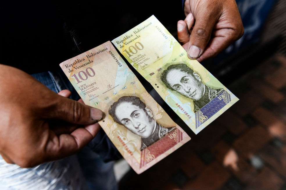 A principios de mes, Nicolás Maduro, anunció la incorporación del billete de 100.000 bolívares (unos 30 dólares a la tasa de cambio oficial más alta) a la nueva familia de billetes del país.  / AFP