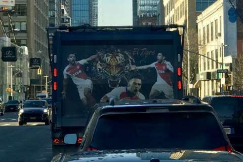 El regalo de Falcao a un conductor de camión