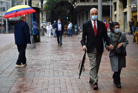 La contaminación y la política también afectan cómo envejece nuestro cerebro