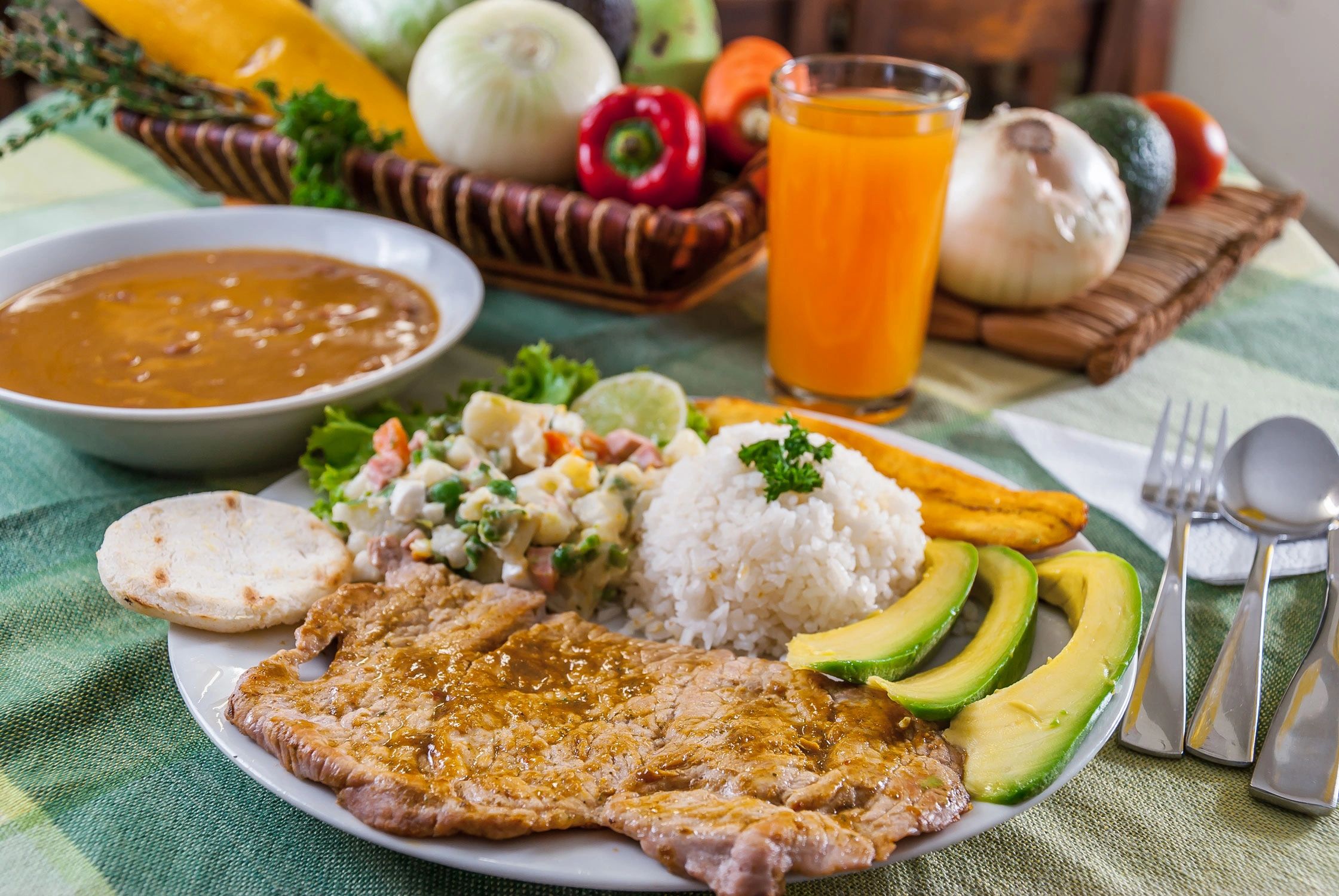 El famoso corrientazo está tradicionalmente compuesto de una proteína, un carbohidrato, ensalada, sopa y jugo.