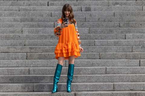 Los zapatos Mary Jane y las botas altas, la gran tendencia de Emily in Paris