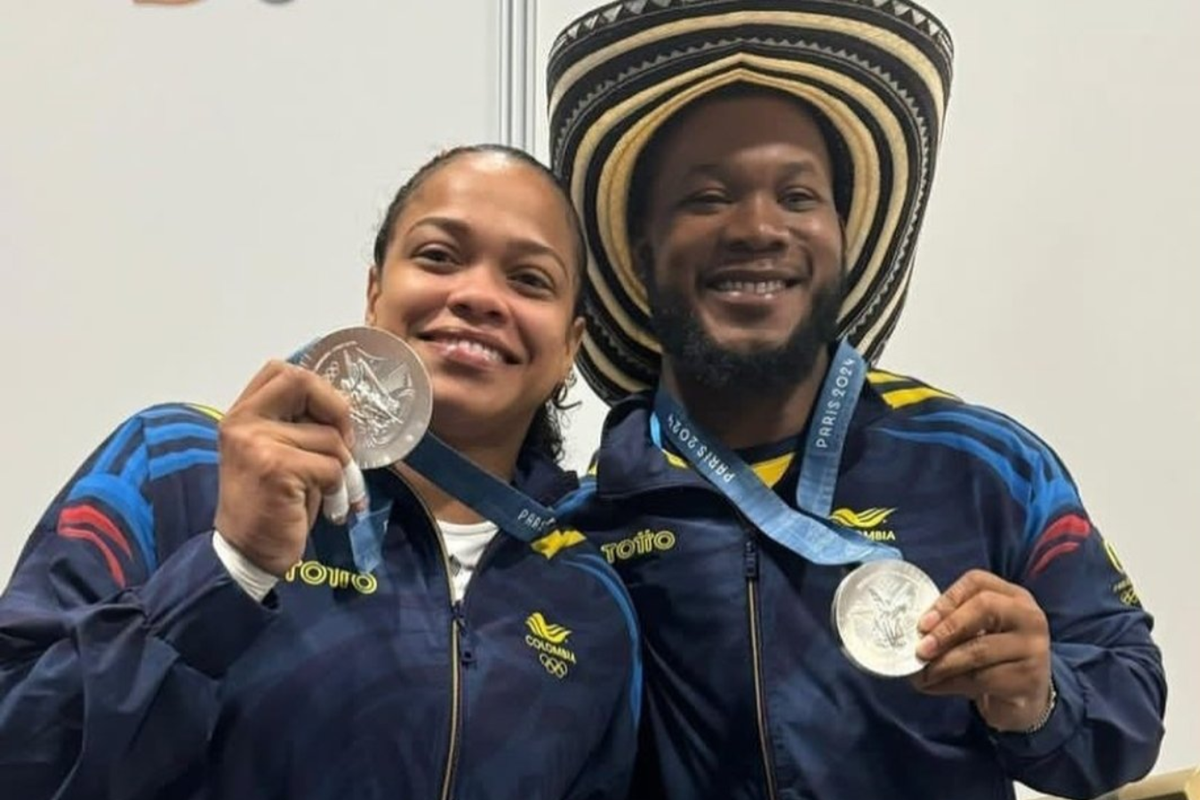 Los pesistas colombianos Jeison López y Mari Leivis Sánchez, medallistas de plata en los Juegos Olímpicos de París 2024.