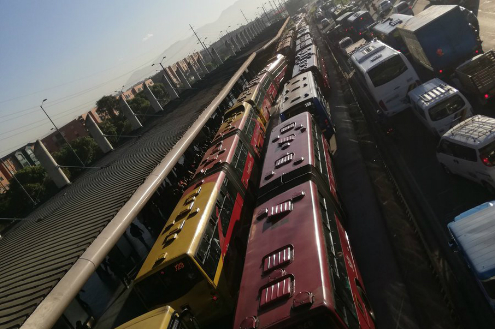 Los bloqueos causaron enormes filas. Muchos usuarios prefirieron bajarse de os buses y salirse de las estaciones. / Tomadas de Twitter: @camilolozano