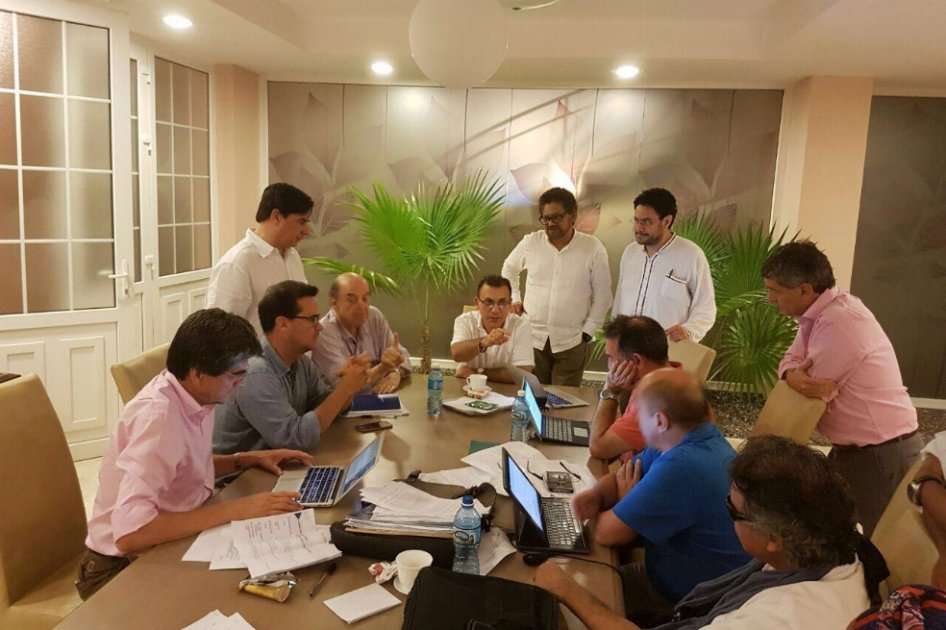 Los delegados de paz del Gobierno y las Farc hoy en La Habana. Junto a ellos el ministro Juan Fernando Cristo, el senador Álvaro Leyva y el exminuistro Álvaro Leyva. / Archivo particular 