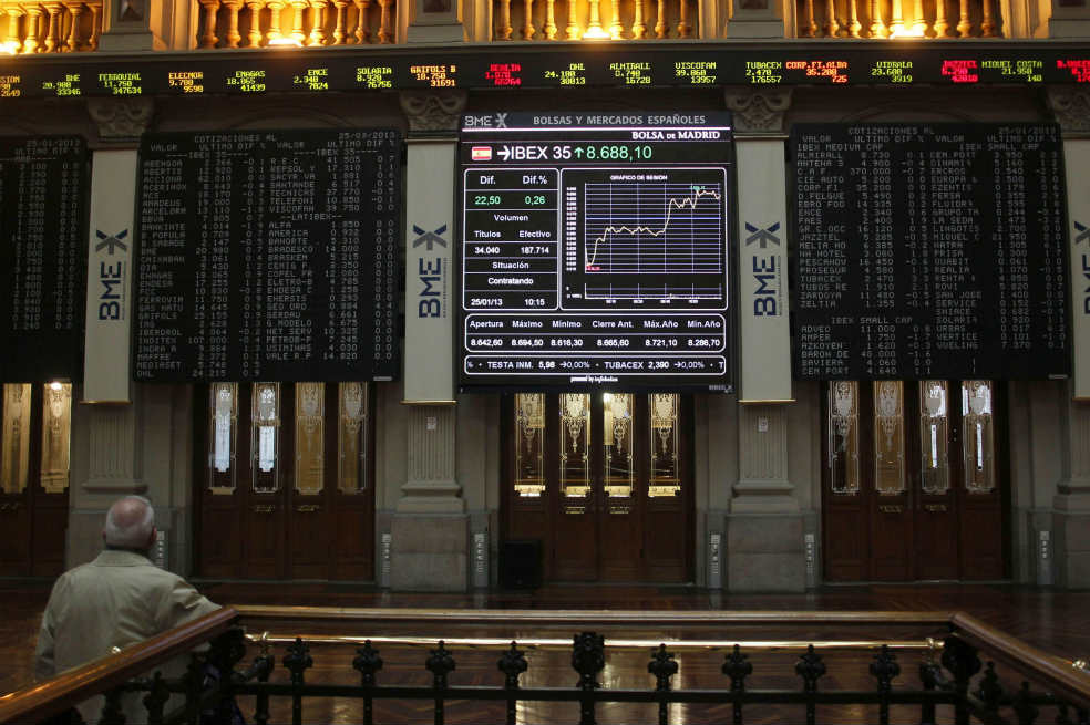 Las acciones comenzaron la semana con ánimo cauto. / EFE