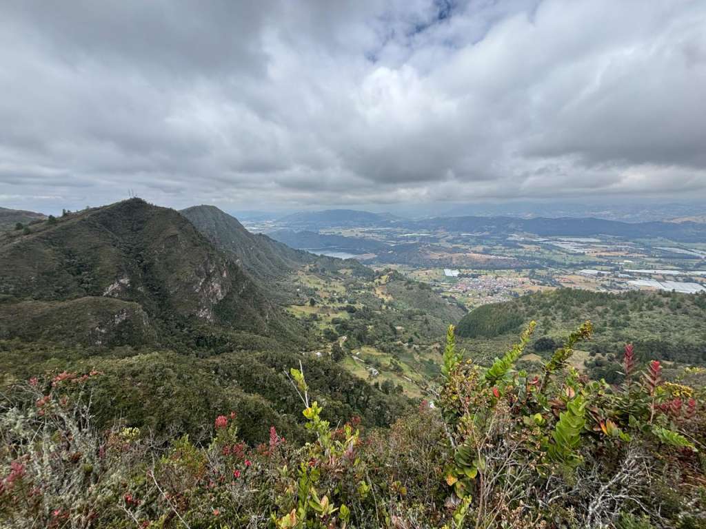 Panorámica desde la cumbre del cerro Las Tres Viejas, ubicado en Sesquilé, Cundinamarca.