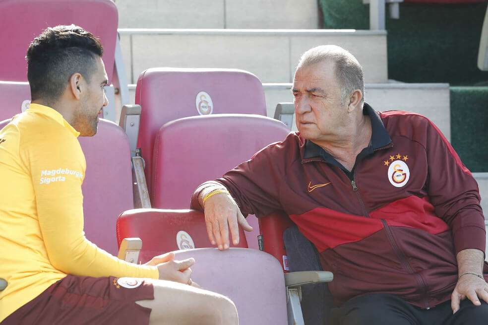 Falcao dialoga con su entrenador, Fatih Terim. / @GalatasaraySK