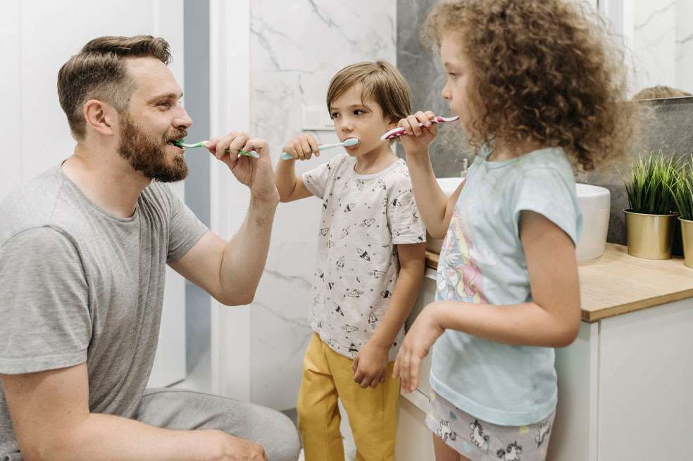 Así puedes enseñar a los niños a lavarse los dientes