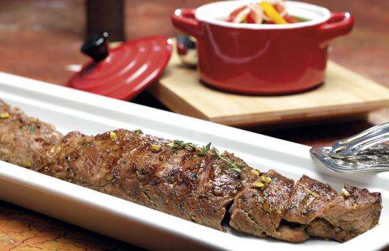 Cerdo marinado en panela, tamarindo, pimentones y championes encurtidos