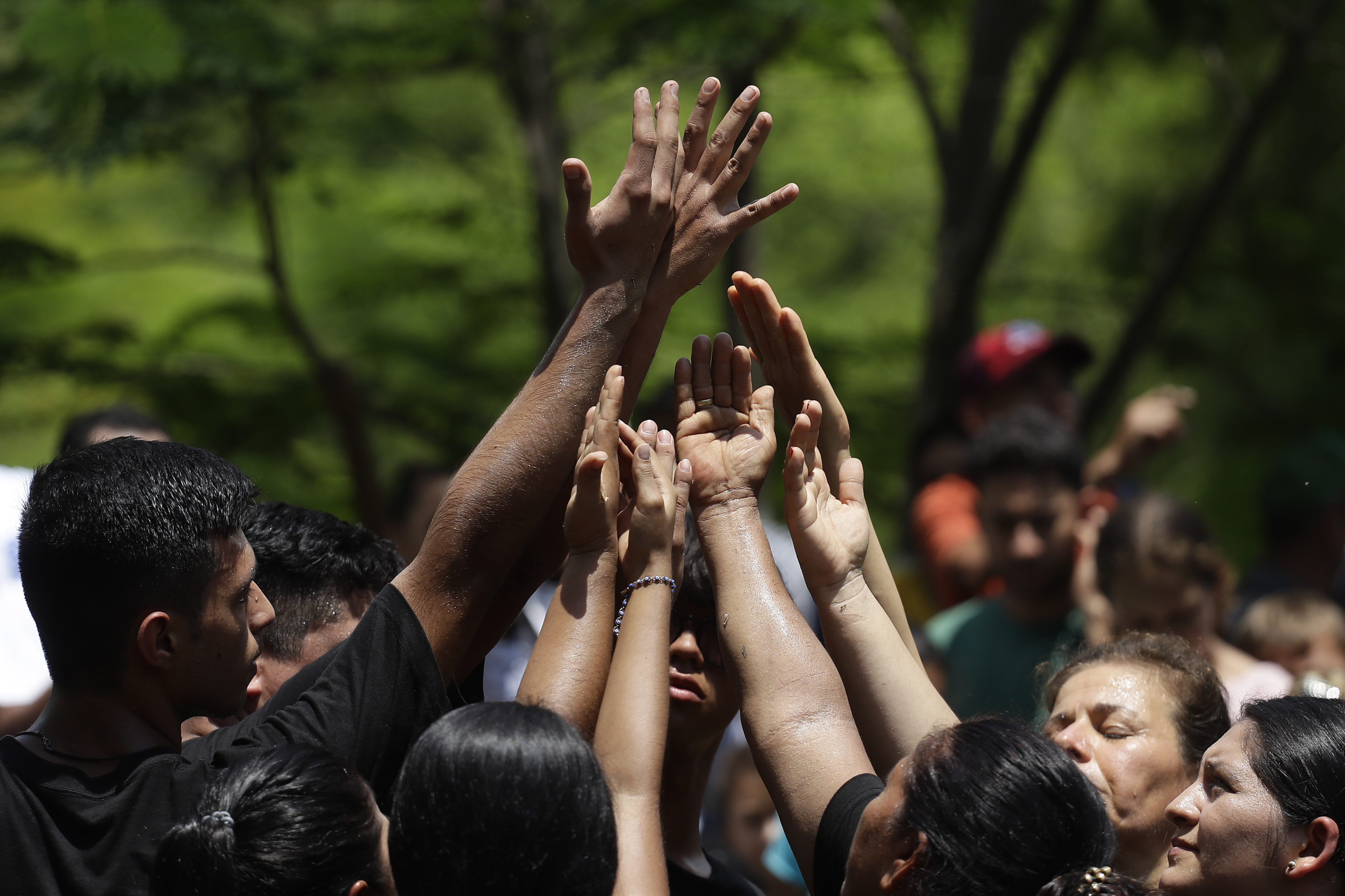 -FOTODELDÍA- AME9256. OJOS DE AGUA (EL SALVADOR), 14/05/2023.- Jóvenes realizan hoy una muestra de teatro popular dedicado a las víctimas de la Masacre El Sumpul, cometida por el ejército salvadoreño en 1980, durante un acto conmemorativo en Ojos de Agua (El Salvador). Jóvenes y sobrevivientes de la masacre del Sumpul, en la que más de 600 personas fueron asesinadas por el Ejército de El Salvador, conmemoran este domingo el 43 aniversario del hecho, que no ha sido investigado ni existe un procesado penal para que se conozca a los responsables del mismo. EFE/Rodrigo Sura