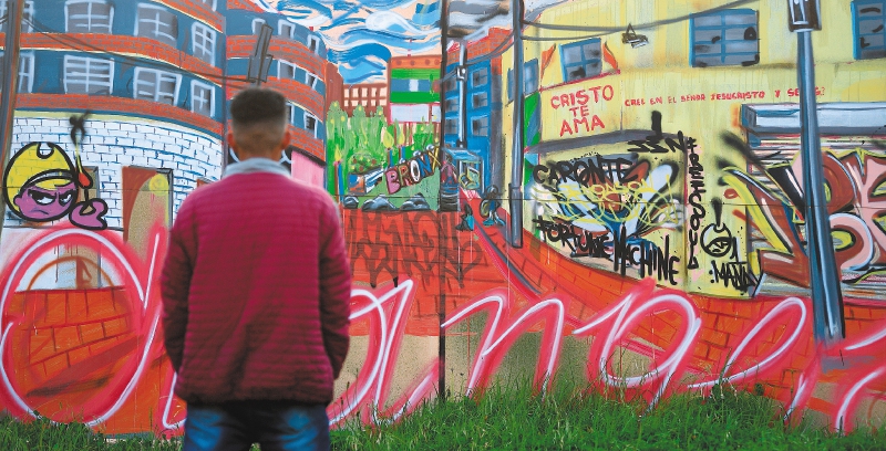Yan Carlos Esguerra, exhabitante del Bronx, ha vivido de primera mano la transformación del territorio y sus vivencias han servido para reconstruir la memoria del lugar. / Gustavo Torrijos