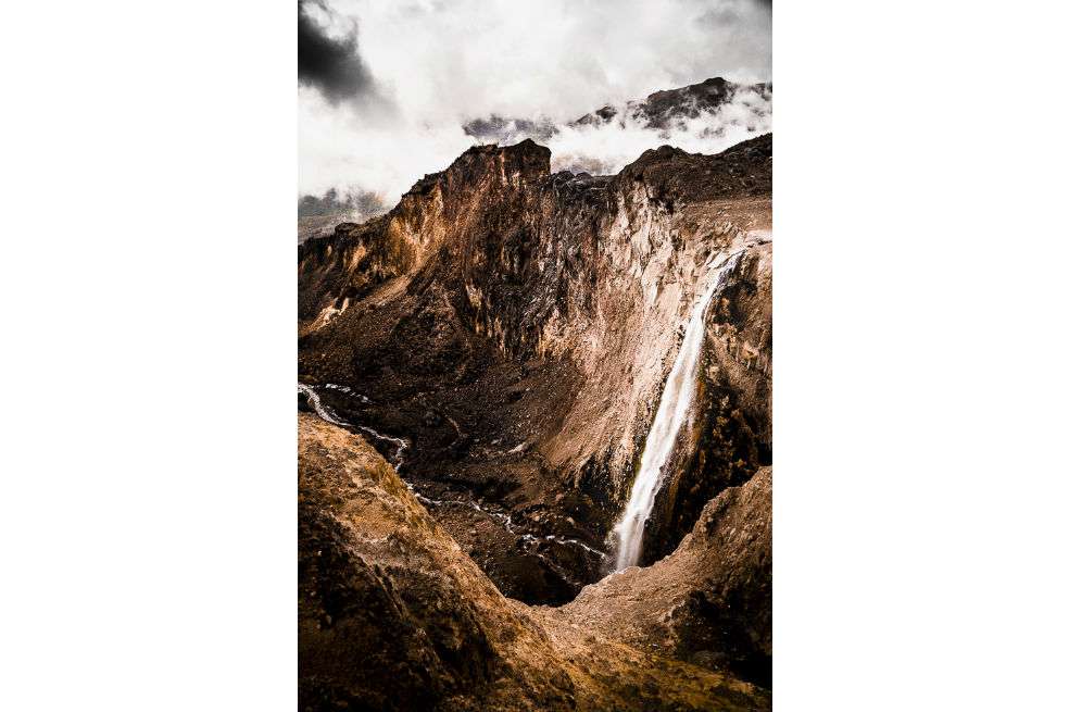 "Fue mi primera vez viajando solo en la moto y esta foto era mi propósito de viaje. Es un camino difícil con muchísimas piedras sueltas, pero al ver la cascada cayendo sentí una emoción impresionante. Lo había logrado. No me había caído y no había tenido ninguna avería en la moto, una de mis preocupaciones".
