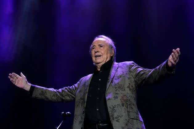 “Nada más, muchas gracias, ha sido un placer haberos conocido a todos”, dijo con la voz entrecortada Joan Manuel Serrat antes de decirle adiós a su público en Barcelona, España.