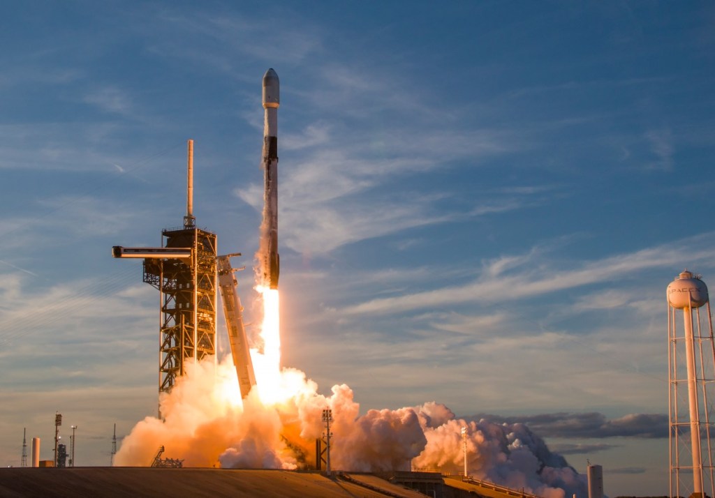 AME5136. CABO CAÑAVERAL (ESTADOS UNIDOS), 29/01/2025.- Fotografía tomada de la red social X de la cuenta oficial SpaceX (@SpaceX) del cohete Falcon 9 despegando este miércoles, en Cabo Cañaveral (Estados Unidos). El SpainSat NG I, el innovador satélite español que ofrecerá comunicaciones seguras a las Fuerzas Armadas de España, pero también a la Unión Europea y a la OTAN, despegó desde Cabo Cañaveral (Florida) en un cohete Falcon 9 de SpaceX, la empresa de Elon Musk, a las 20:34 hora local (02:34 de la mañana del jueves hora española). EFE/ SpaceX /SOLO USO EDITORIAL/SOLO DISPONIBLE PARA ILUSTRAR LA NOTICIA QUE ACOMPAÑA (CRÉDITO OBLIGATORIO)