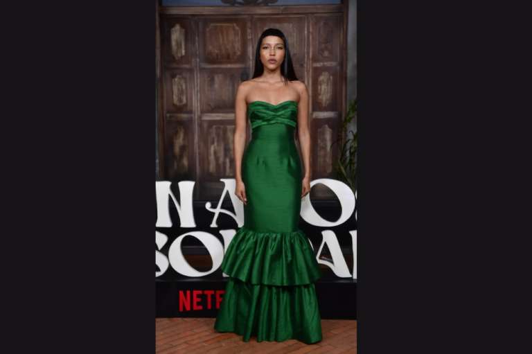 La modelo Akima usó un vestido verde de Brian Rodríguez.