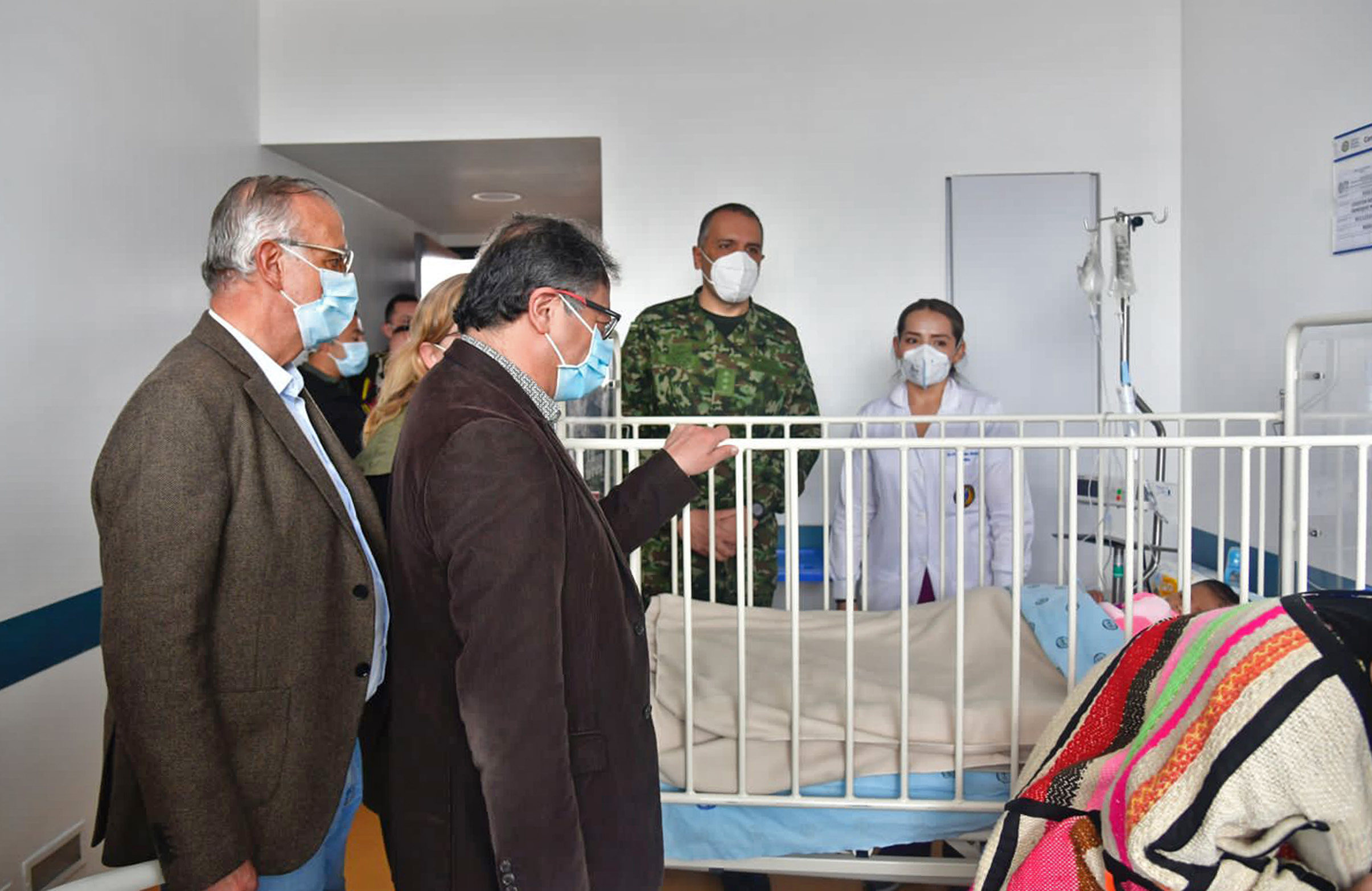 AME5730. BOGOTÁ (COLOMBIA), 10/06/2023.- Fotografía cedida por la Presidencia de Colombia del presidente de colombiano Gustavo Petro (c) durante su visita hoy, a los niños rescatados en Bogotá (Colombia). Los cuatro niños que permanecieron 40 días perdidos en la selva amazónica tras sobrevivir a un accidente aéreo y fueron rescatados el viernes están en "condiciones clínicas aceptables", informó este sábado el Hospital Militar Central (HMC) de Bogotá, donde se recuperan. EFE/ Presidencia de Colombia /SOLO USO EDITORIAL/ SOLO DISPONIBLE PARA ILUSTRAR LA NOTICIA QUE ACOMPAÑA (CRÉDITO OBLIGATORIO)