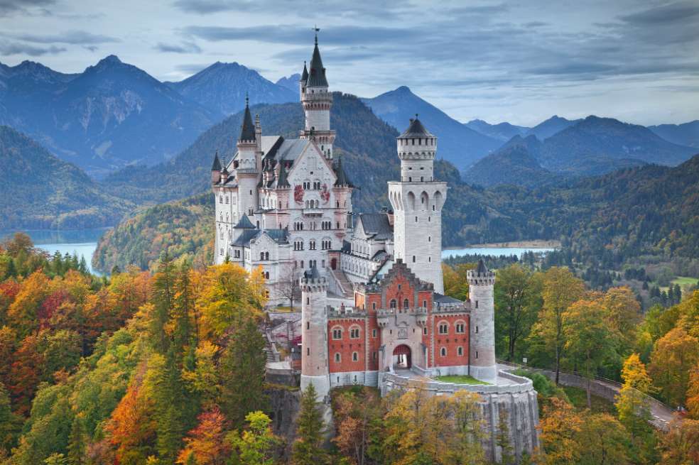 El castillo de Neuschwanstein combina un estilo neogótico y neorromántico.  / iStock
