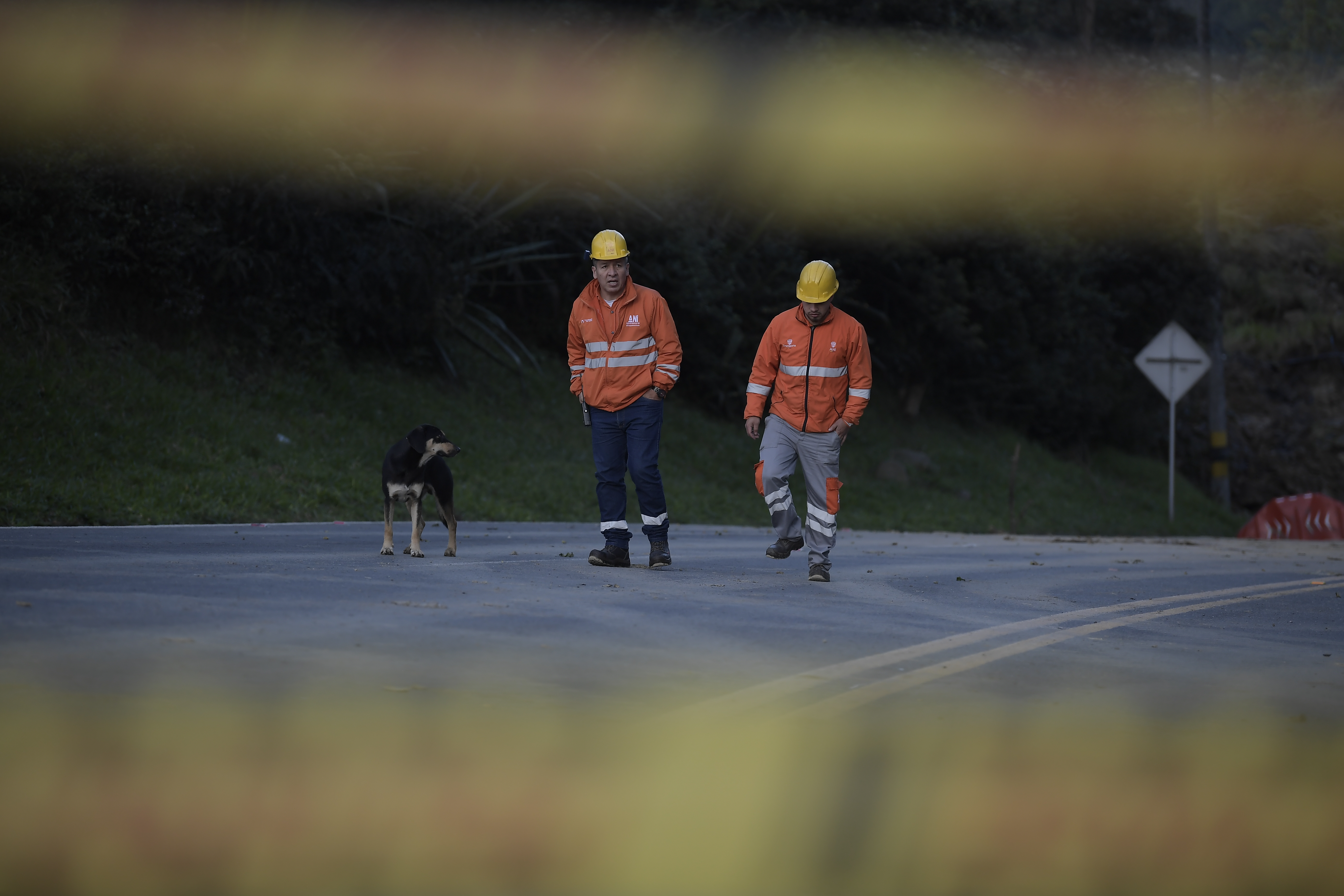 Derrumbe en Chipaque en el sector de cuatro carriles, desde el kilómetro 18+300 hasta el k18+600, vía Bogotá - Villavicencio.
