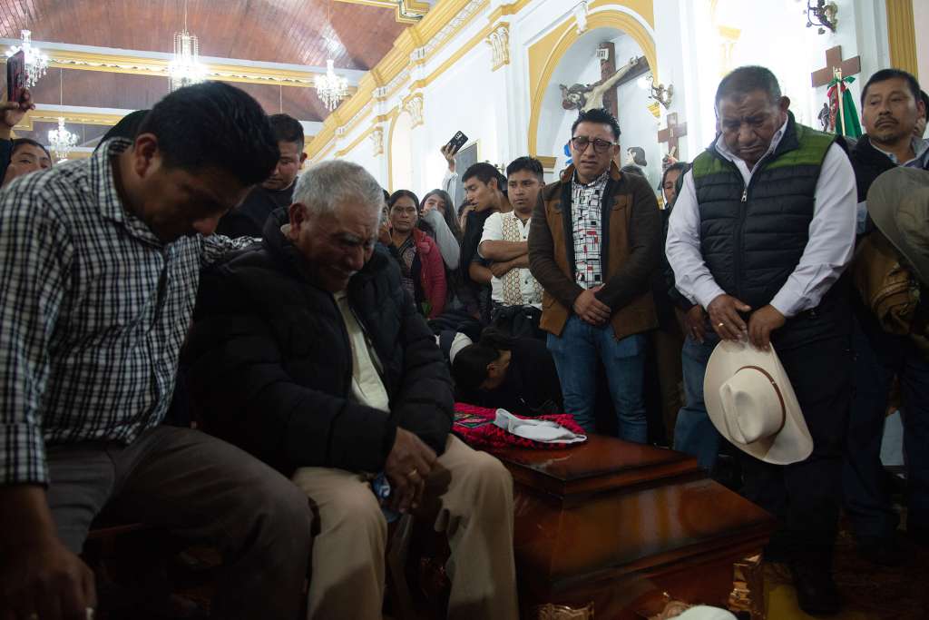 MEX3016. SAN CRISTOBAL DE LAS CASAS (MÉXICO), 20/10/2024.- Personas asisten al funeral del sacerdote Marcelo Pérez Pérez durante su este domingo, en el municipio de San Cristobal de las Casas (México). La diócesis de San Cristóbal de las Casas, en el estado de Chiapas, sureste de México, exigió a las autoridades paz y justicia tras el asesinato a balazos del sacerdote y defensor de derechos humanos y pueblos indígenas, Marcelo Pérez Pérez. EFE/ Carlos López