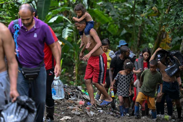 Algunos niños tienen que vivir el drama de quedar huérfanos en medio de la travesía y pasar a estar en manos de algún desconocido.