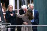 Primer beso en libertad: Assange se reúne con su familia en Australia
