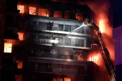 ¿Fachada inflamable? Hipótesis de la rápida propagación de incendio en Valencia