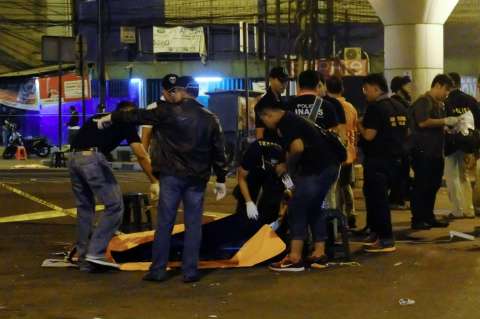 Indonesia investiga dos atentados suicidas