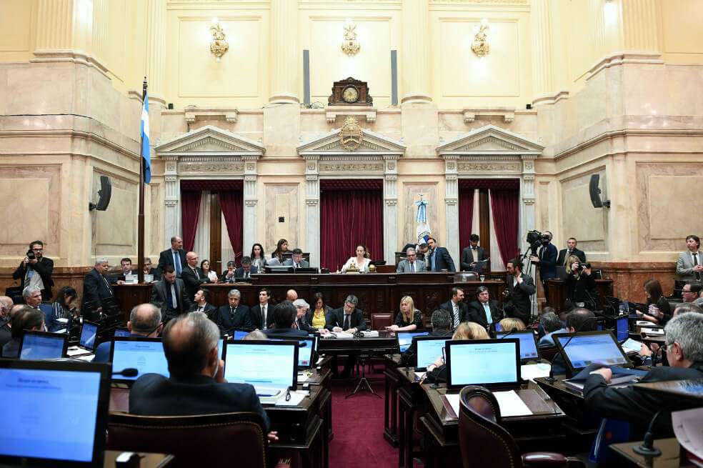 Los salarios de los diputados y senadores argentinos quedarán congelados por 180 días. / AFP