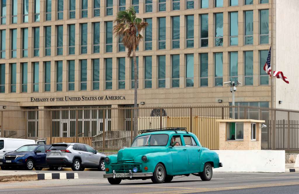 -FOTODELDÍA- AME1517. LA HABANA (CUBA), 15/01/2025.- Un auto clásico de fabricación norteamericana, pasa frente a la embajada de Estados Unidos este miércoles, en La Habana (Cuba). Las autoridades cubanas aclararon este miércoles que las 553 personas que saldrán de las cárceles de la isla no han sido ni indultadas ni amnistiadas -sino, técnicamente, excarceladas- y que, por tanto, "pueden regresar a la prisión" si no cumplen una serie de "requisitos", como una "buena conducta". EFE/ Ernesto Mastrascusa