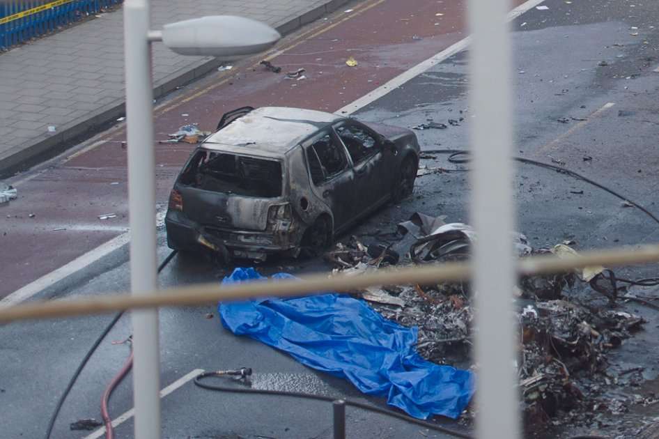 Imágen de un carro quemado a ríz del choque del helicóptero, se observan escombros de este. /AFP