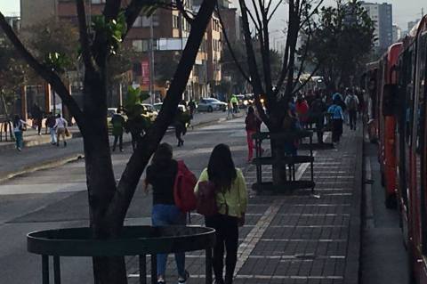 Manifestantes paralizan la movilidad por la Avenida Caracas en el centro de Bogotá
