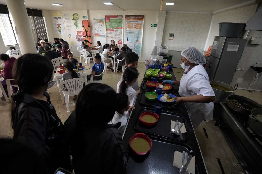 Niños y adultos mayores, reciben alimento en el comedor comunitario del Barrio Pardo Rubio, Bogotá.