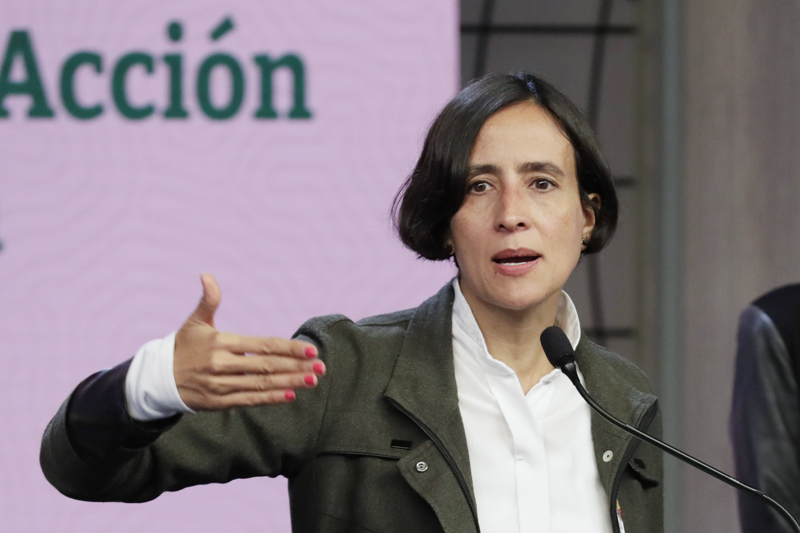 AME4136. BOGOTÁ (COLOMBIA), 23/07/2024.- La ministra de Ambiente y Desarrollo Sostenible, Susana Muhamad, habla durante una rueda de prensa, este martes, en Bogotá (Colombia). Muhamad afirmó que la COP16 que se celebrará entre el 21 de octubre y el 1 de noviembre en Cali, será "una instancia abierta, plural y democrática", con dos espacios diferenciados, uno reservado a las negociaciones de alto nivel y otro que será "epicentro de la movilización y participación ciudadana". EFE/ Carlos Ortega