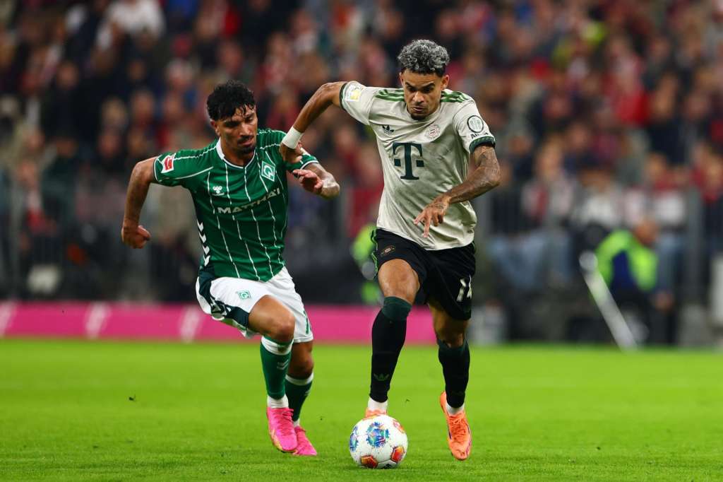 Munich (Germany), 26/09/2025.- Kameron Puertas of Bremen (L) in action against Luis Diaz of Bayern Munich (R) during the German Bundesliga soccer match between FC Bayern Munich vs SV Werder Bremen in Munich, Germany, 26 September 2025. (Alemania) EFE/EPA/ANNA SZILAGYI CONDITIONS - ATTENTION: The DFL regulations prohibit any use of photographs as image sequences and/or quasi-video.