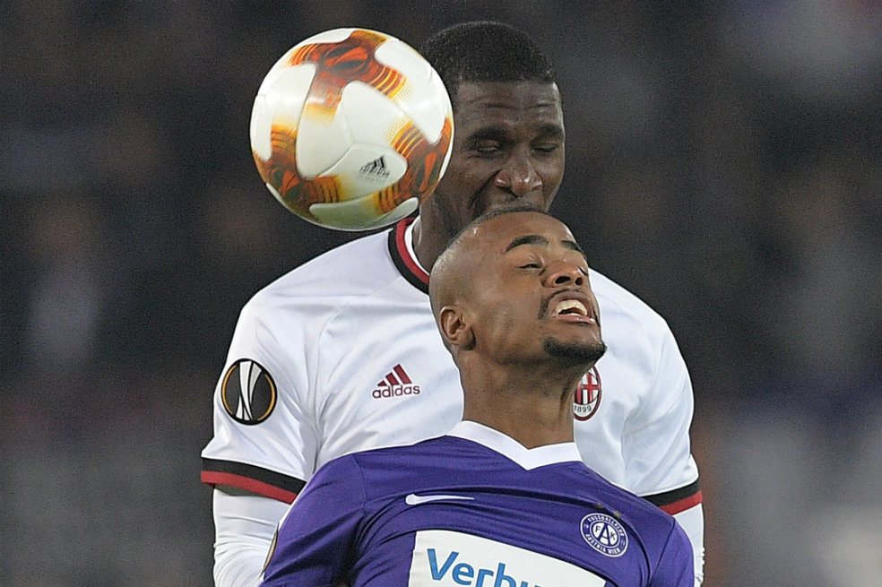 El colombiano Cristian Zapata disputa una pelota con el brasileño Felipe Pires. / AFP